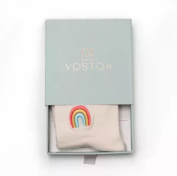 Medias de mujer hechas en Colombia responsablemente. Diseño con arcoiris en el tobillo de la media y vienen en empaque lindo. 