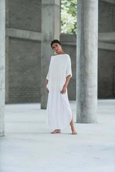 Vestido Marfil básico Di Base De Armario | Encuentra regalos conscientes para darle a mamá el día de la madre